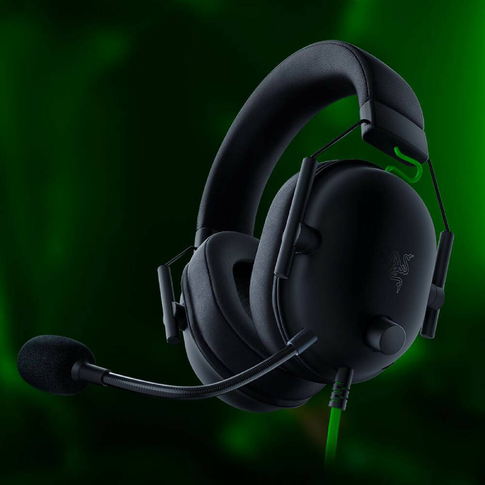 Razer Blackshark V2 X 7.1 Usb Headset Black close-up of ear cup tech